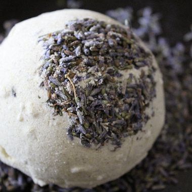 Organic Lavender Bath Bomb with natural ingredients